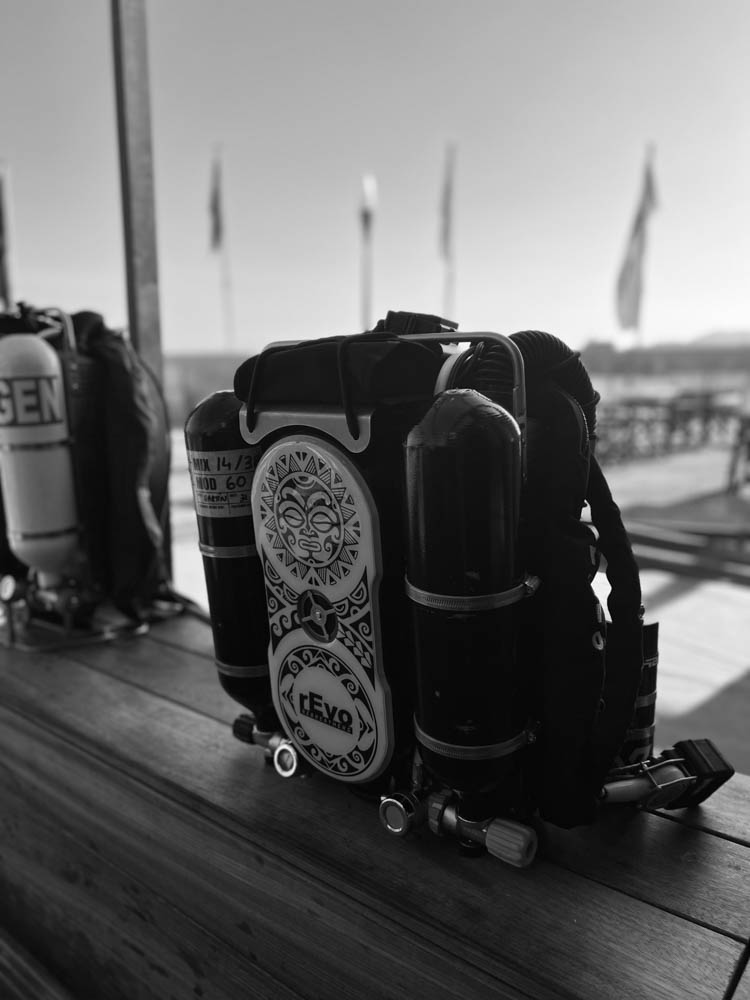 MeandmyrEvo Waiting For The Dive REvo Rebreathers meandmyrevo-waiting-for-the-dive-revo-rebreathers
